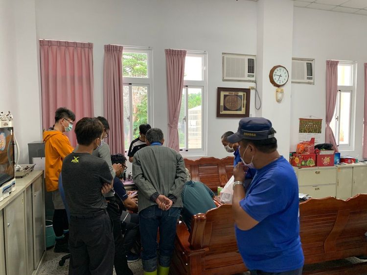 救難人員上山前聚集，透過手機訊號定位確認何男可能位置。台東縣消防局提供