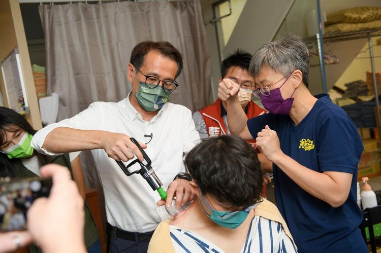 鄭運鵬拜會桃園區經絡調理業者，示範拔罐。鄭運鵬競辦提供