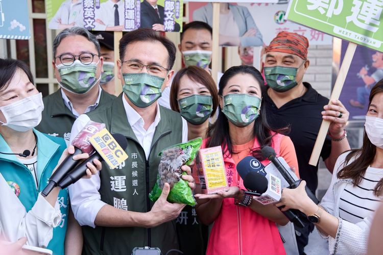 鄭運鵬拜票。鄭運鵬競辦提供