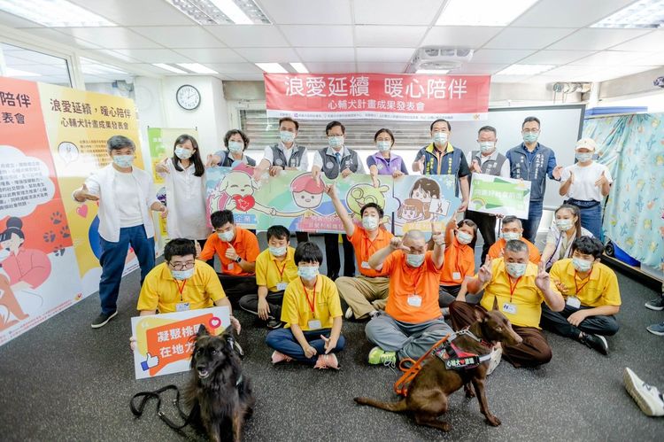 鄭運鵬參加桃園NPO中心舉辦的「心輔犬計畫成果展」。鄭運鵬競辦提供