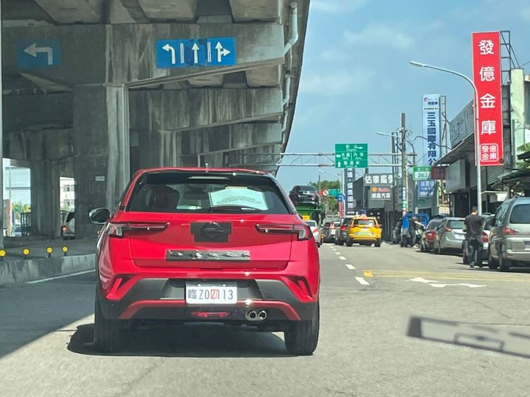 Opel Mokka外觀幾乎沒有偽裝，僅有用膠帶將廠徽及車名遮蔽。網友提供