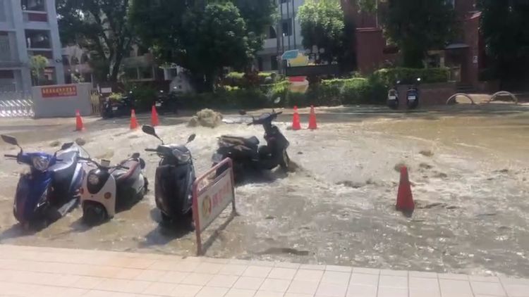 爆管時地下湧出大量泥巴水。民眾提供