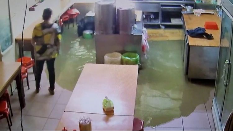 店家監視器拍到爆管後，大量泥水湧入店內，業者倉皇而逃。民眾提供
