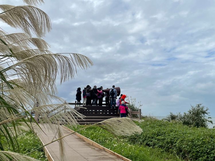 「輕軌里海」由在地領路人吳峻毅帶路，帶領大家認識1884年清法戰爭滬尾戰役的地景藝術美學。旅學堂提供