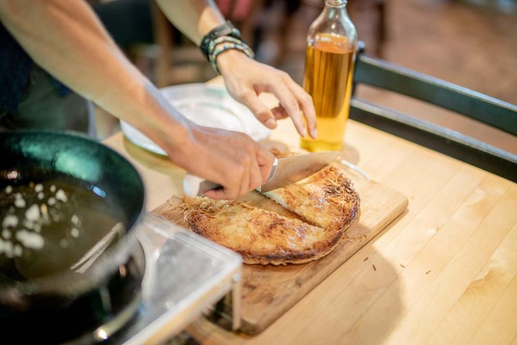 「輕軌里山」行程品嘗小農料理茶油麵線煎。旅學堂提供