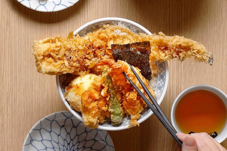 金子半之助尋找金主活動有多款天丼可選，包含30公分穴子魚的經典人氣款江戶前天丼(439元)，以及2022年夏日限定的「無敵麻婆天丼系列」麻婆雙饗丼(369元)。業者提供