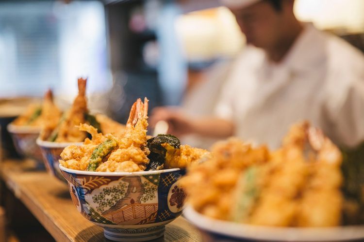 只要出示身分證名字中帶有三個「金」字(含部首)，即享點購任一天丼套餐「買一送一」。業者提供