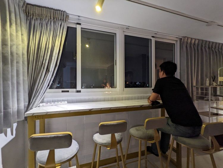 面窗一角打造景觀吧檯，由淘寶購入，桌子加椅子不到萬元。王鈞生攝