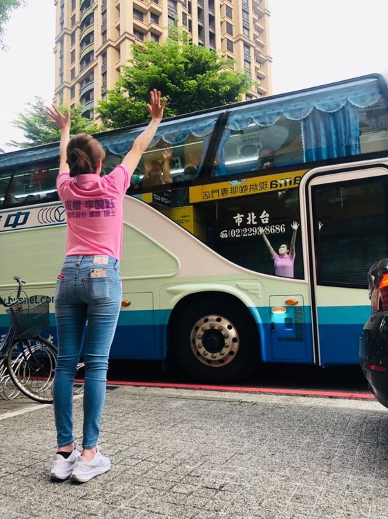 李婉鈺向選民請託支持。李婉鈺競總提供