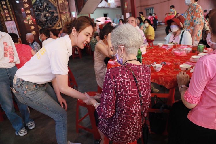 李婉鈺各種場合都親切向選民尋求支持。李婉鈺競總提供