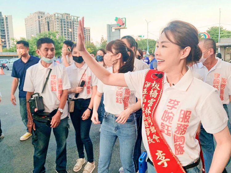 李婉鈺勤跑基層，相信這次能再回到議會殿堂。李婉鈺競總提供