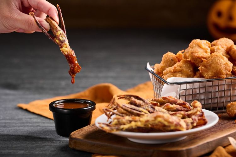 「酥炸鴨舌」以多種香料將鴨舌先滷後炸，酥脆涮嘴，搭配以甜麵醬及辣椒特調的獨家爆炒辣醬，讓人意猶未盡。業者提供