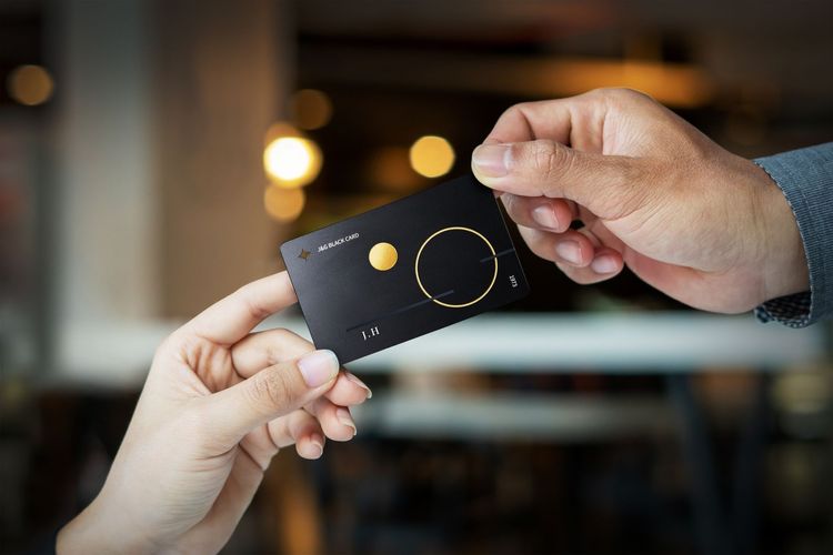 黑卡提供客製化雷射雕刻服務，可在金屬黑卡上刻下專屬的姓名縮寫。業者提供