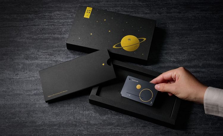 香繼光頂級會員黑卡禮盒，單盒售價8999元，實際含儲值金10,000元，立即現賺千元，每次儲值金消費再享95折。業者提供