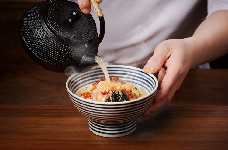 日本橋海鮮丼辻半Tsujihan10/20至11/06會員可領取300元電子折價券，消費滿3千即可現折300元。業者提供