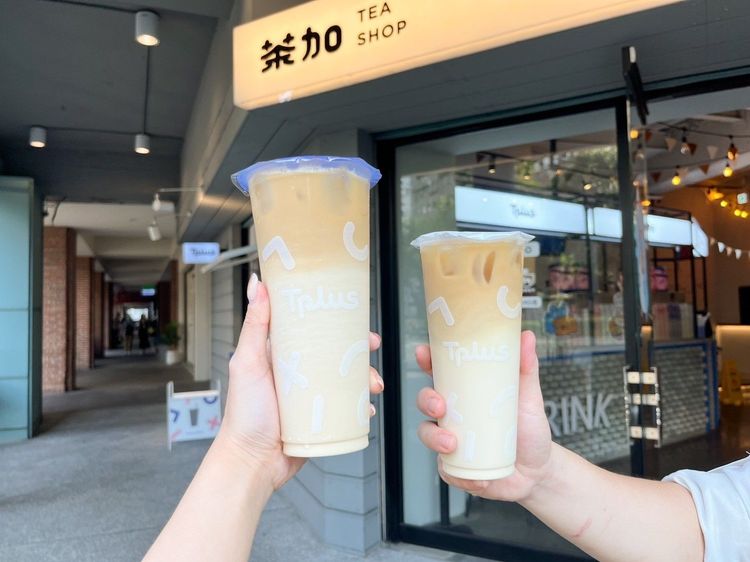 Tplus茶加台中中山旗艦店、桃園新光影城聯名店出示LINE會員畫面，金鳳烏龍拿鐵買1送1，每店限量50組。業者提供