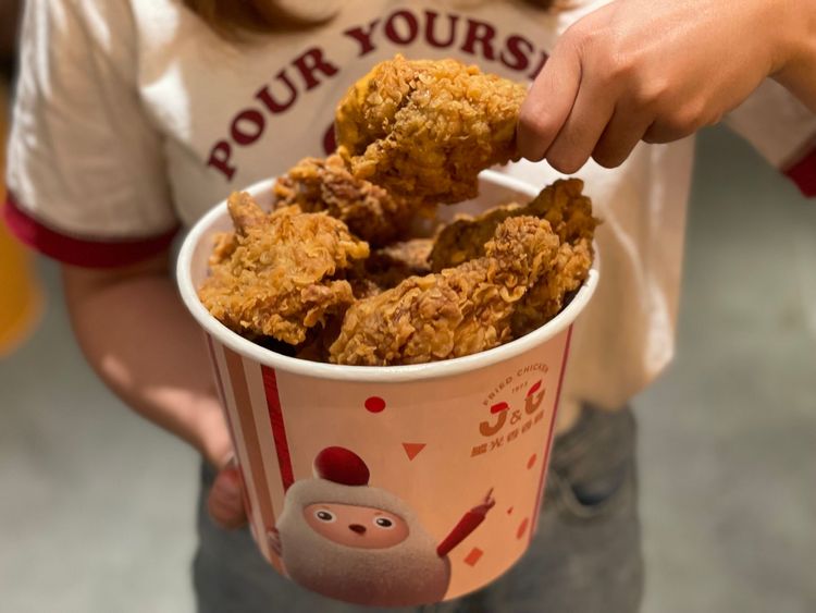 限時3天！六塊咖哩炸雞桶來電預訂優惠價329元(原價349元)。業者提供