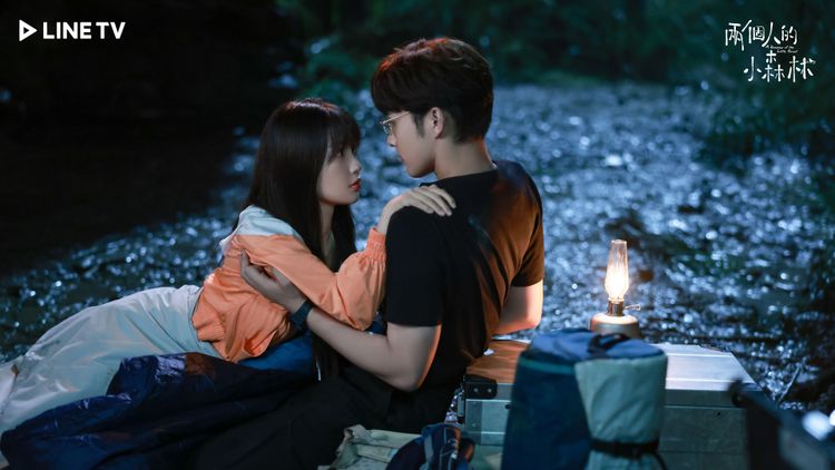 虞書欣（左）與張彬彬劇中在山上過夜，感情升溫。LINE TV提供