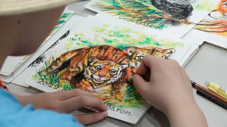 鍾華瑄繪畫造詣極高。莊宗達攝