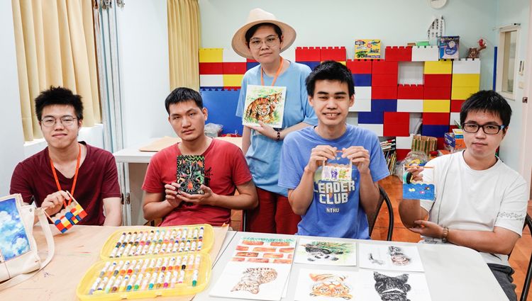 鍾華瑄與學生們。莊宗達攝