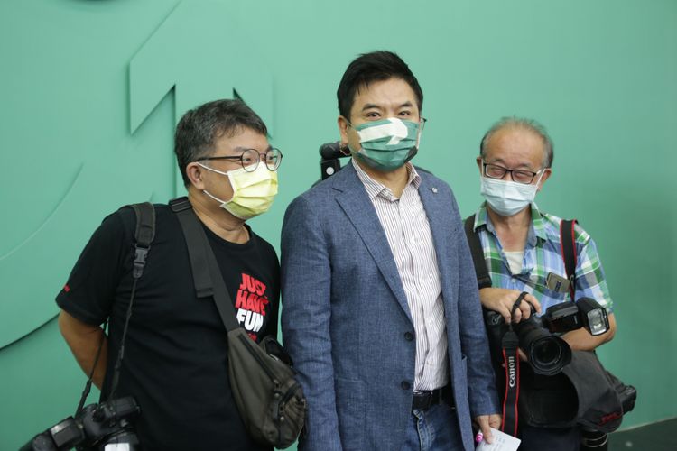 莊瑞雄（中）說，國民黨是為批評而批評。翁玉信攝