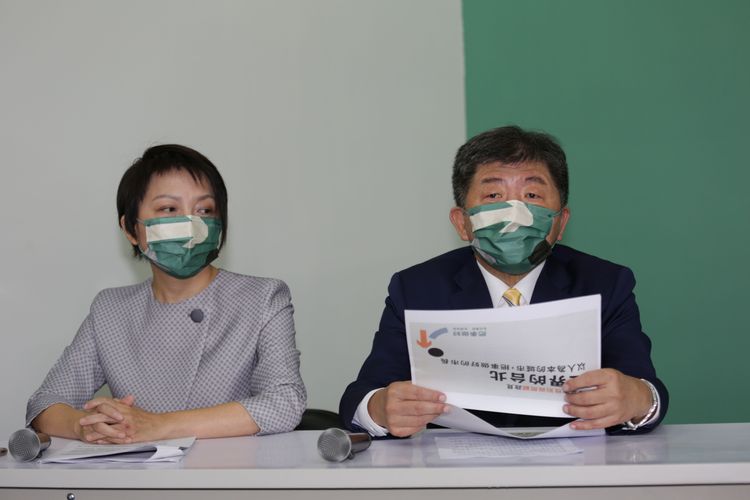 范雲（左起）和陳時中今針對政見提出說明與看法。翁玉信攝