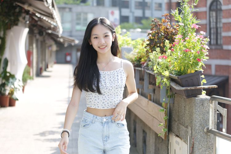 安有著甜美的笑容。翁玉信攝