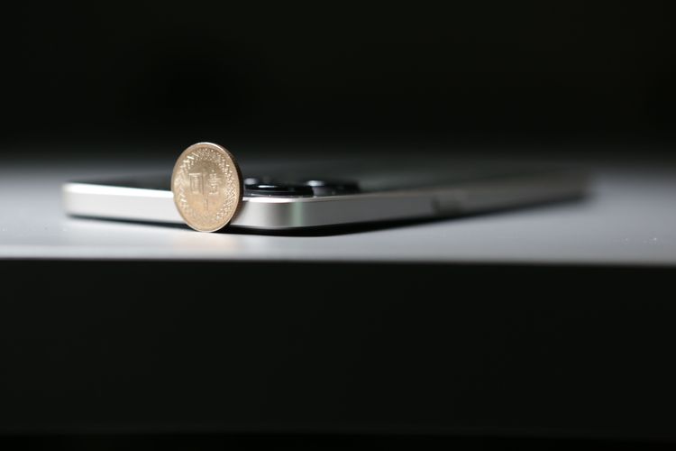 手機厚僅8.1mm，不到一元硬幣直徑一半。翁玉信攝