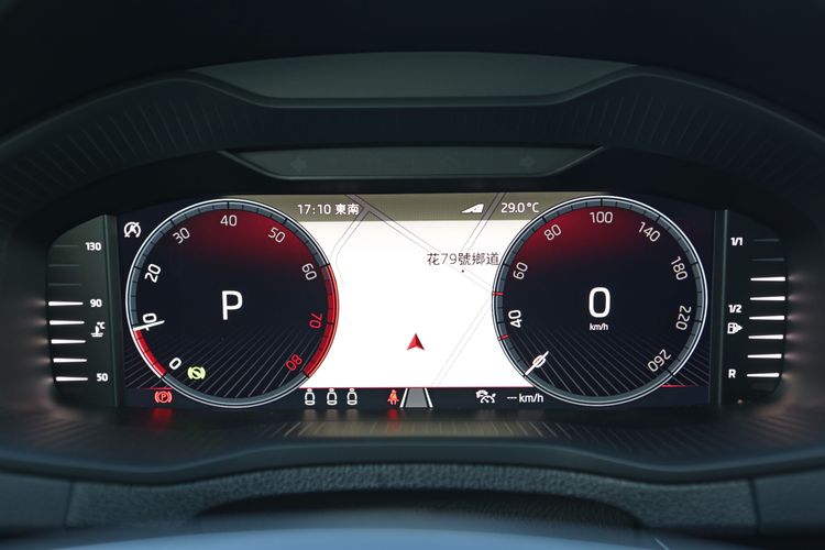 新世代的液晶儀表板，總共擁有5種顯示模式可切換，並可顯示車用導航圖資於其中。翁玉信攝