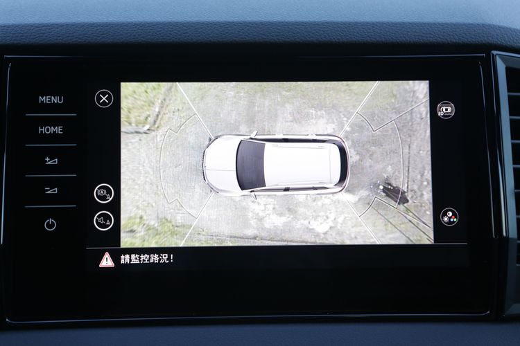 在Karoq 1.5T Sportline車型上，這次也新增了Area View鳥瞰式環景顯影輔助系統。翁玉信攝