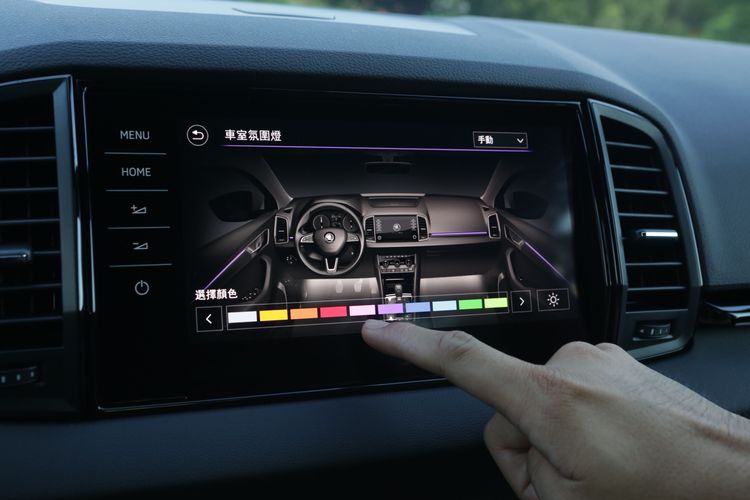 車內中控檯、包含全車四個門板，都配置了可10色變換的環艙氣氛燈。翁玉信攝