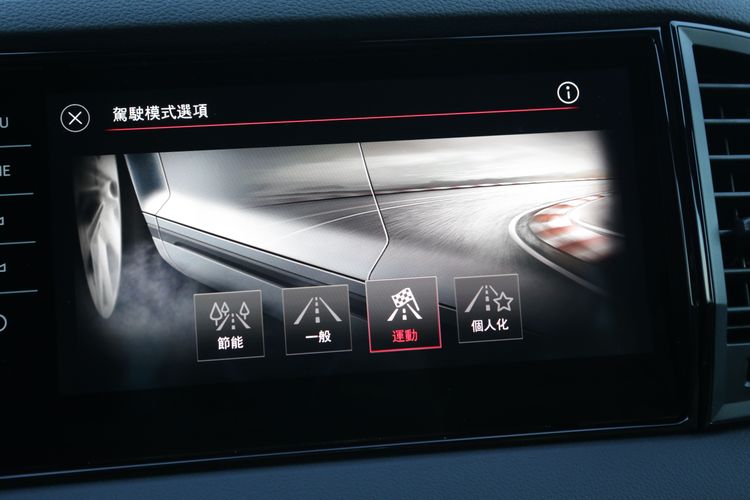 Karoq Sportline同時也提供行車模式切換選擇，運動狀態下有著更積極的油門與變速箱反應。翁玉信攝