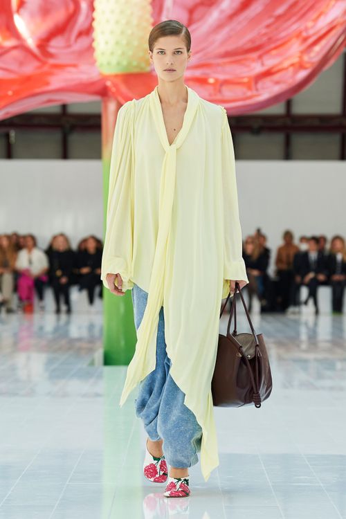 LOEWE 2023春夏女裝大秀。品牌提供