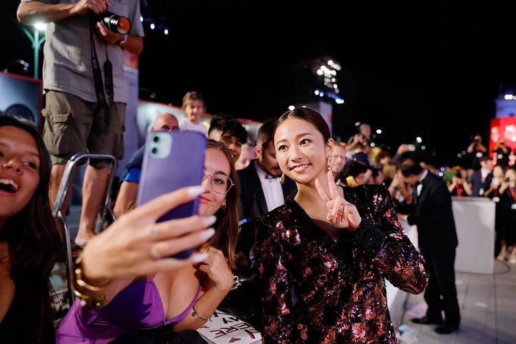 木村文乃開心在威尼斯影展的紅毯和影迷玩自拍。海鵬影業提供