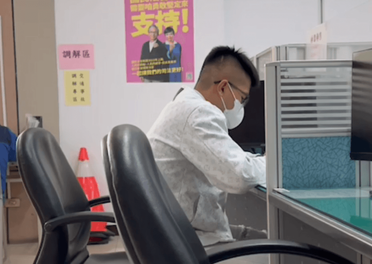 邱姓男子穿著LV上衣；手戴AP名錶到案說明，堅稱自己是肇事駕駛。讀者提供