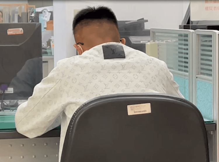 家境富裕的邱姓男子，穿著LV上衣、AP名錶到案。讀者提供