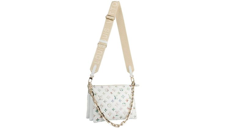 LV Coussin PM小羊皮肩背包，15萬8000元。品牌提供
