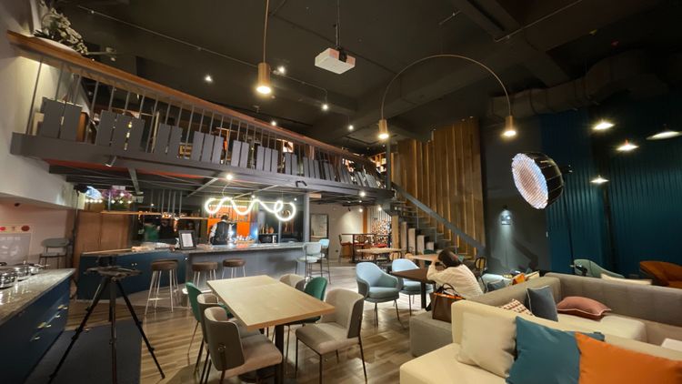 B2的公共空間挑高的設計讓旅人可在此愜意的休憩、交流。黃盈甄攝