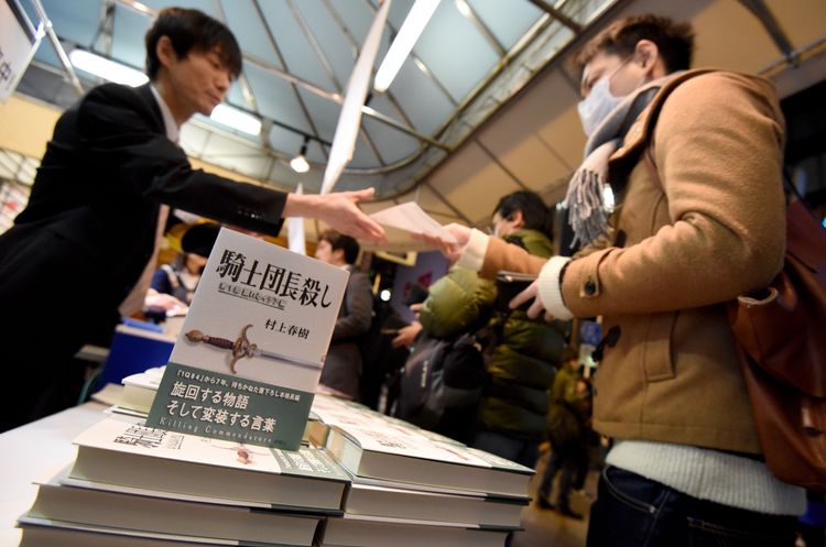 圖為2017年《刺殺騎士團長》發售日，書店外聚集大量書迷購買。法新社