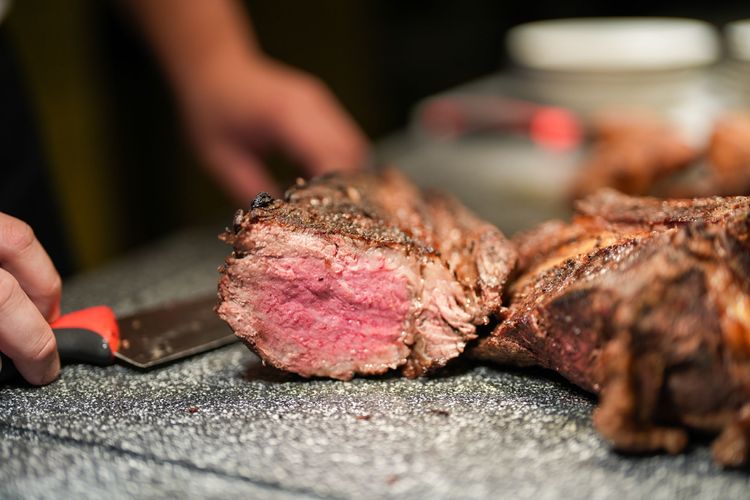 早餐必吃品項包含爐烤牛排、大甲芋頭粥等特色料理。田欣雲攝