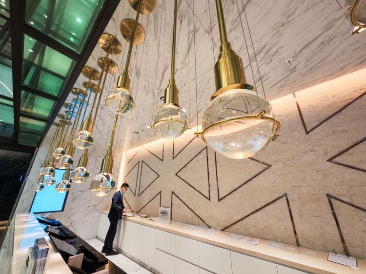 來到Check-in櫃台，頂上的每顆圓型泡泡燈，都是委請玻璃老師傅一顆顆吹製。田欣雲攝