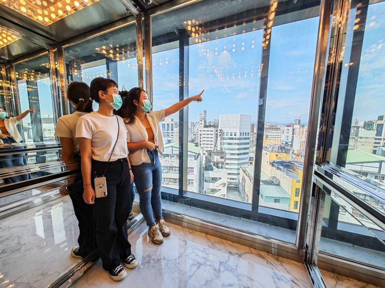 搭上酒店的透明電梯，可一覽台中市景。田欣雲攝