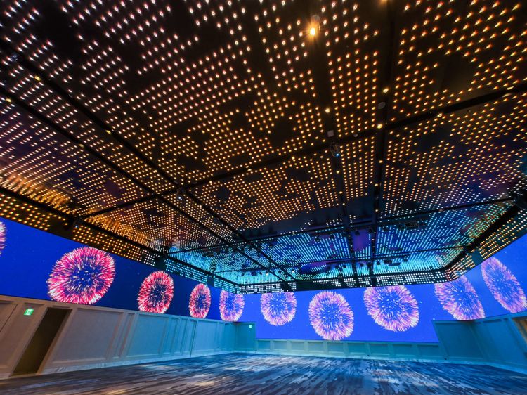 22樓絢麗廳採挑高設計，可欣賞影音效果震撼的室內煙火投影。田欣雲攝