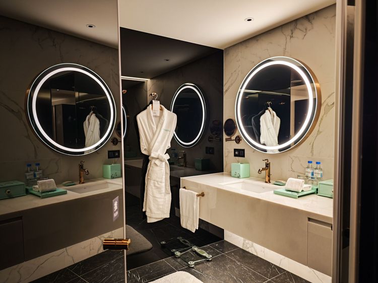 客房浴室的圓形毛巾架、圓形網美鏡燈，將設計理念貫徹到底。田欣雲攝