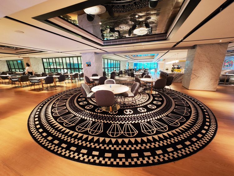 全日餐廳「新食譜」地毯也採圓形設計。田欣雲攝