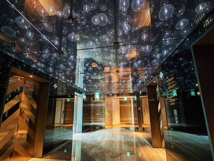 搭電梯前請抬頭，宛如滿天星辰的圓形水母燈妝點整座梯廳。田欣雲攝
