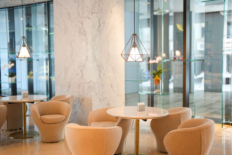 酒店挑高大廳設置多處可閒坐聊天的座位區。田欣雲攝