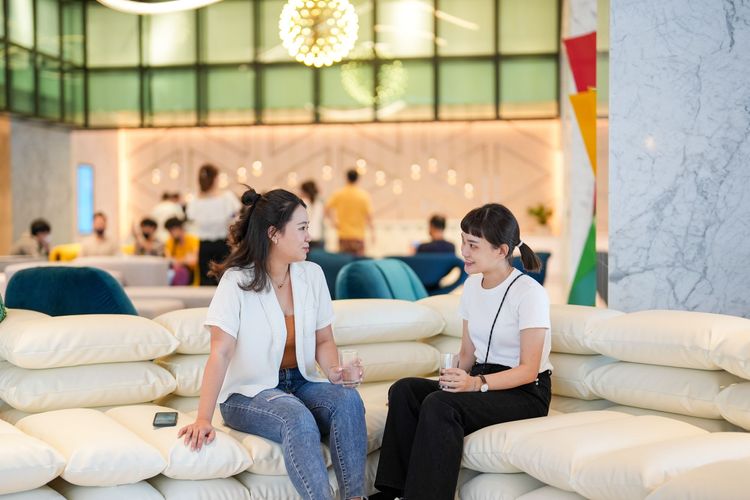 大廳另外值得一看的，還有以「米袋」為創作意象設計的白色沙發。田欣雲攝