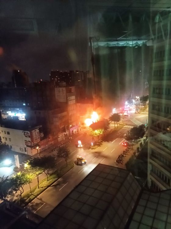 網友拍下長庚對面的店家冒出大量火煙。翻攝林口大家庭 Linkou-family