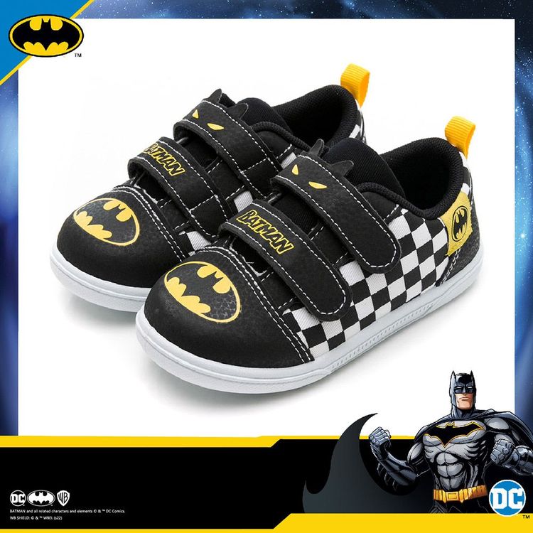 正義聯盟兒童休閒鞋，經典黑黃配色及Logo，滿足蝙蝠俠小粉絲的心。業者提供
